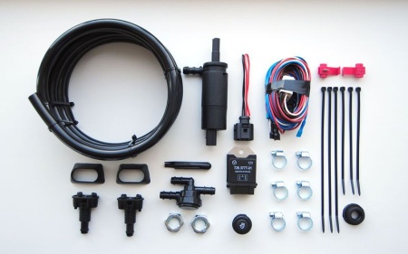 Насос высокого давления 1 шт. 
Электронный блок управления 1 шт.
Клапан тройник 1 шт.
Трубка ПВХ (2,5 м) 1 компл.
Форсунка плоская 2 шт.
Ключ для регулировки форсунок 1 шт.
Электрическая проводка в сборе (с предохранителем) 1 компл.
Коннектор 2 шт.
Кнопка